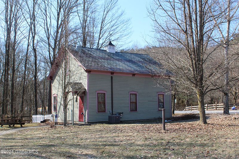 3rd image of 76 Worth Road