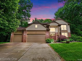 5034 Fairgrove Ln, Commerce Township, MI 48382