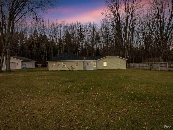 1104 Brady St, Chesaning, MI 48616