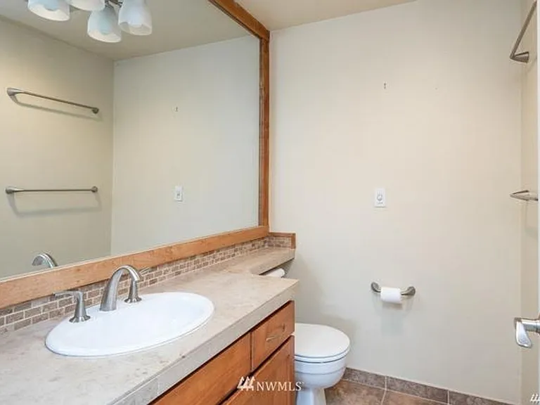 25 N Broadway #303 — Photo 17
