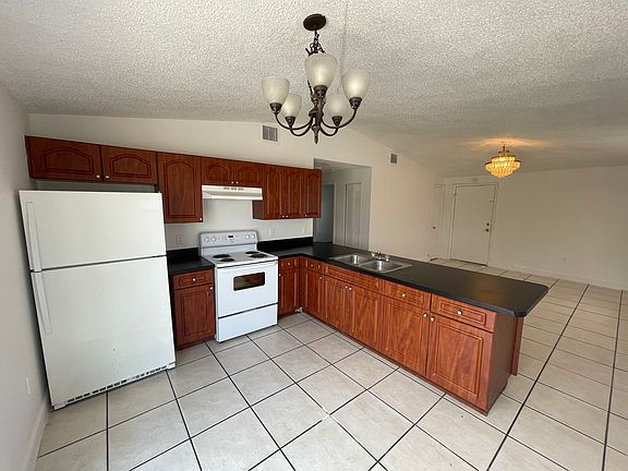 3rd image of 6821 N Manhattan Ave APT A3