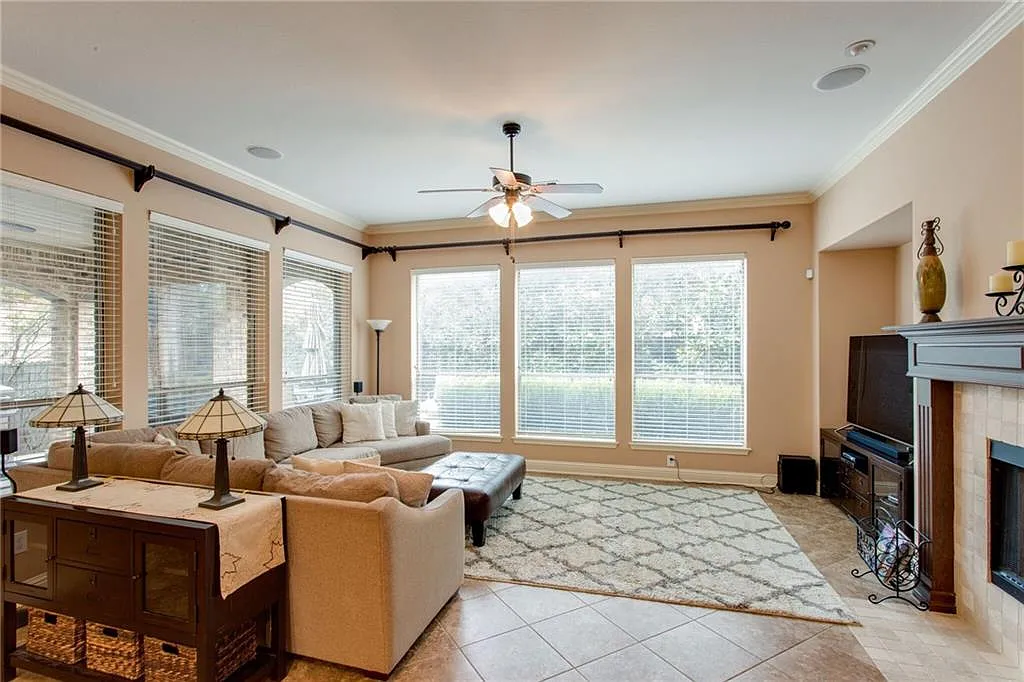 5 bed, 4.5 bath, 3979 sqft, $4,200 — Photo 4