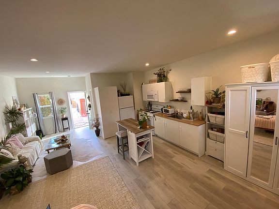 3rd image of 920 S Burnside Ave