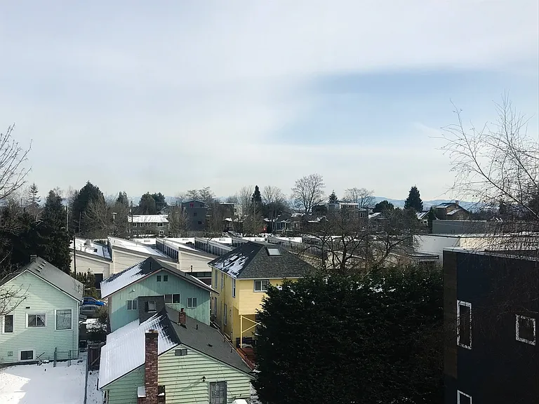 424 19th Ave E — Photo 1