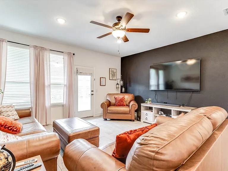 1304 Starling St — Photo 5