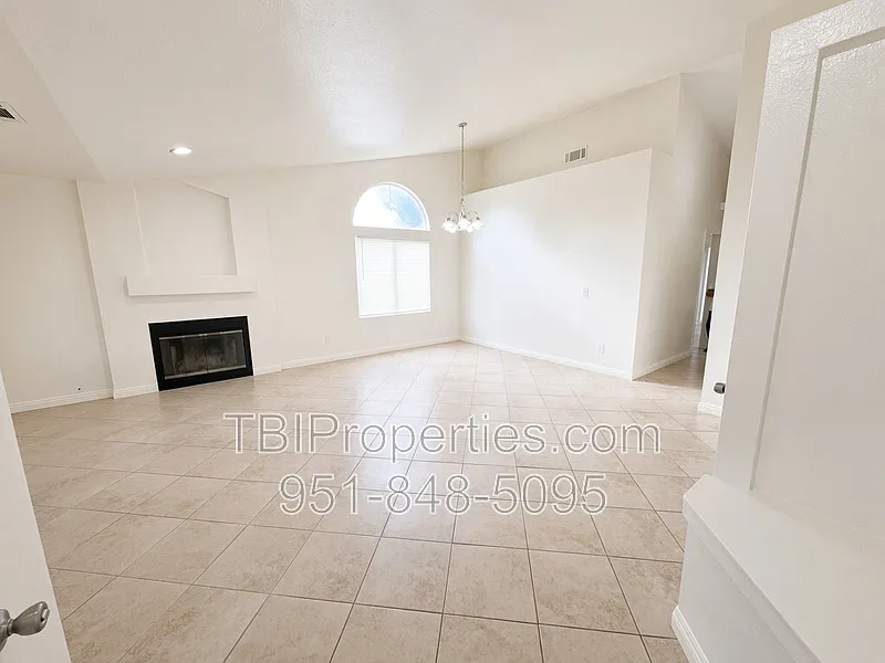 3 bed, 2.0 bath, 1500 sqft, $2,095 — Photo 3