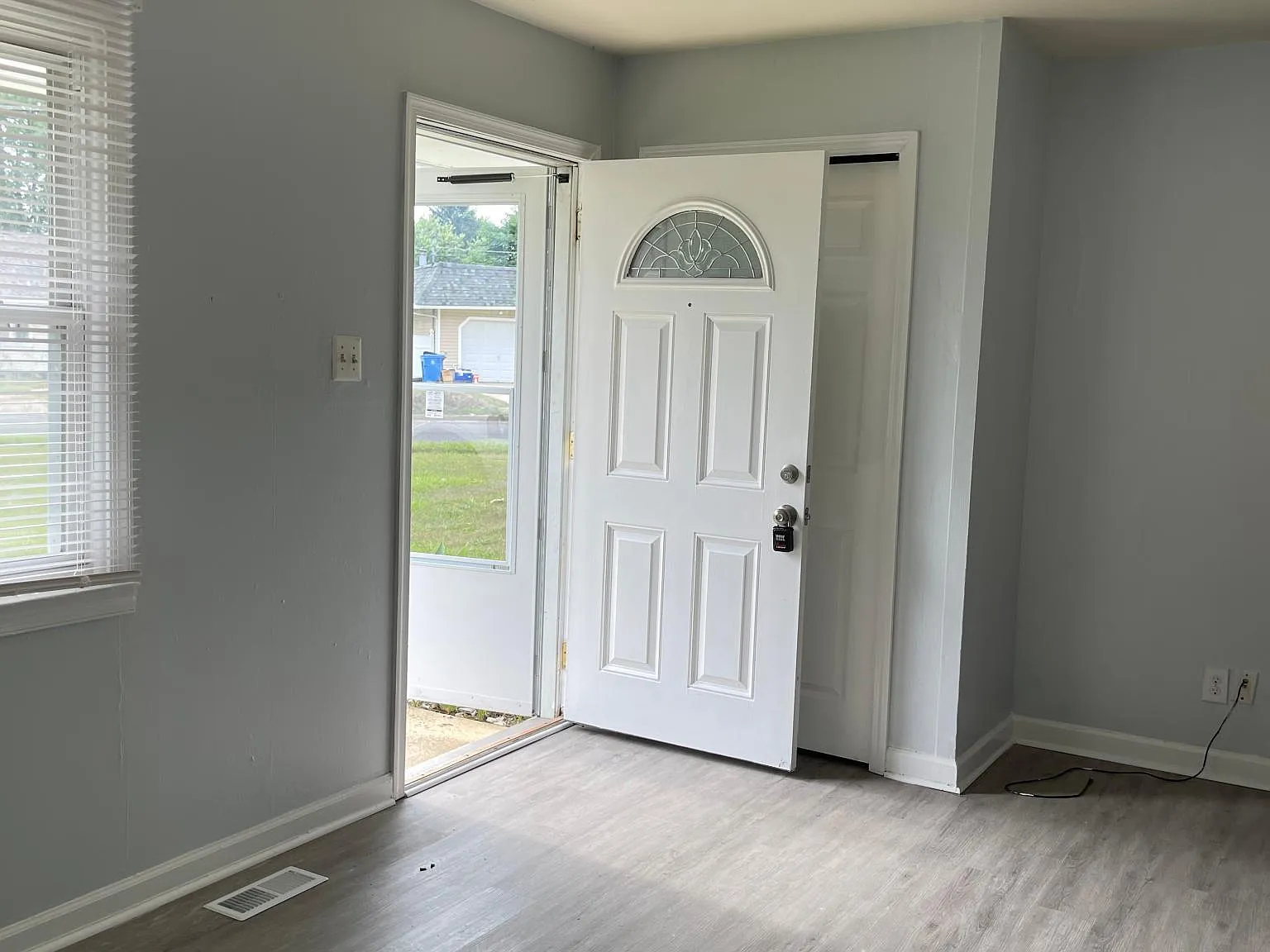 246 N Dennis Dr — Photo 3