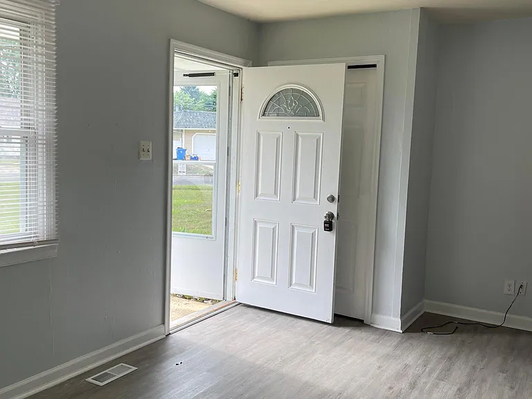 246 N Dennis Dr — Photo 3
