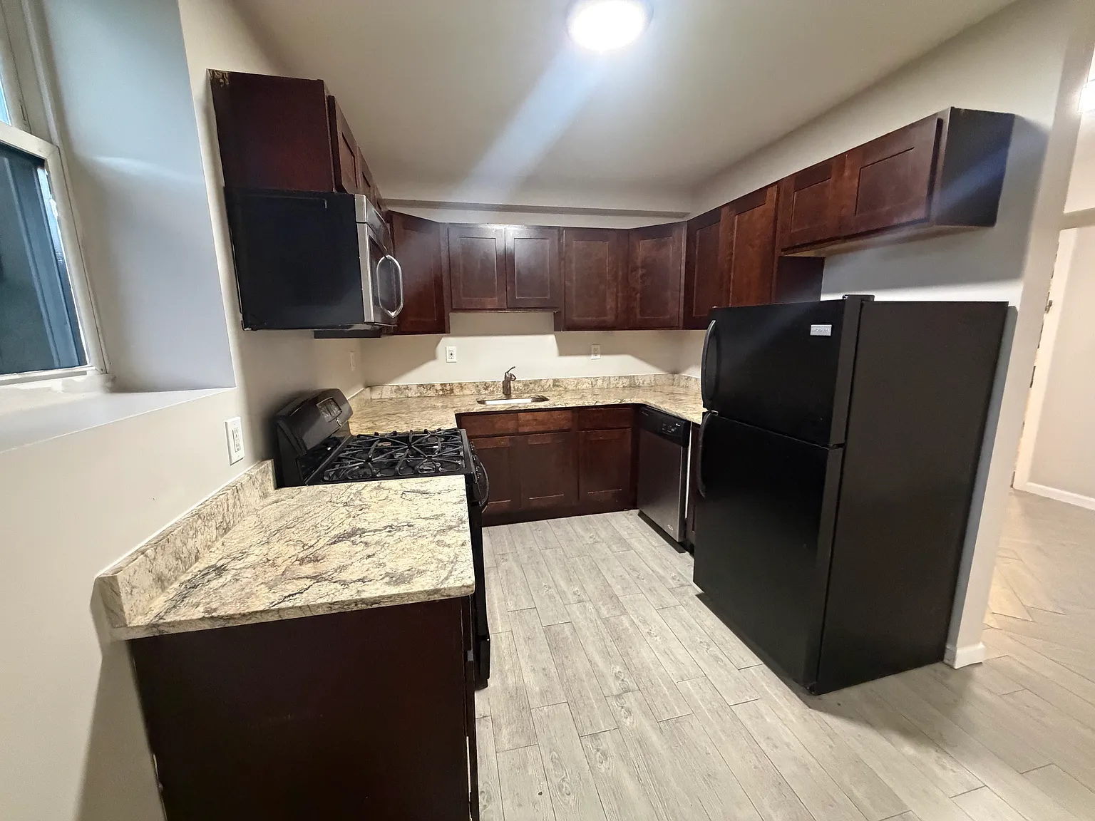 2 bed, 800 sqft, $1,966 — Photo 2