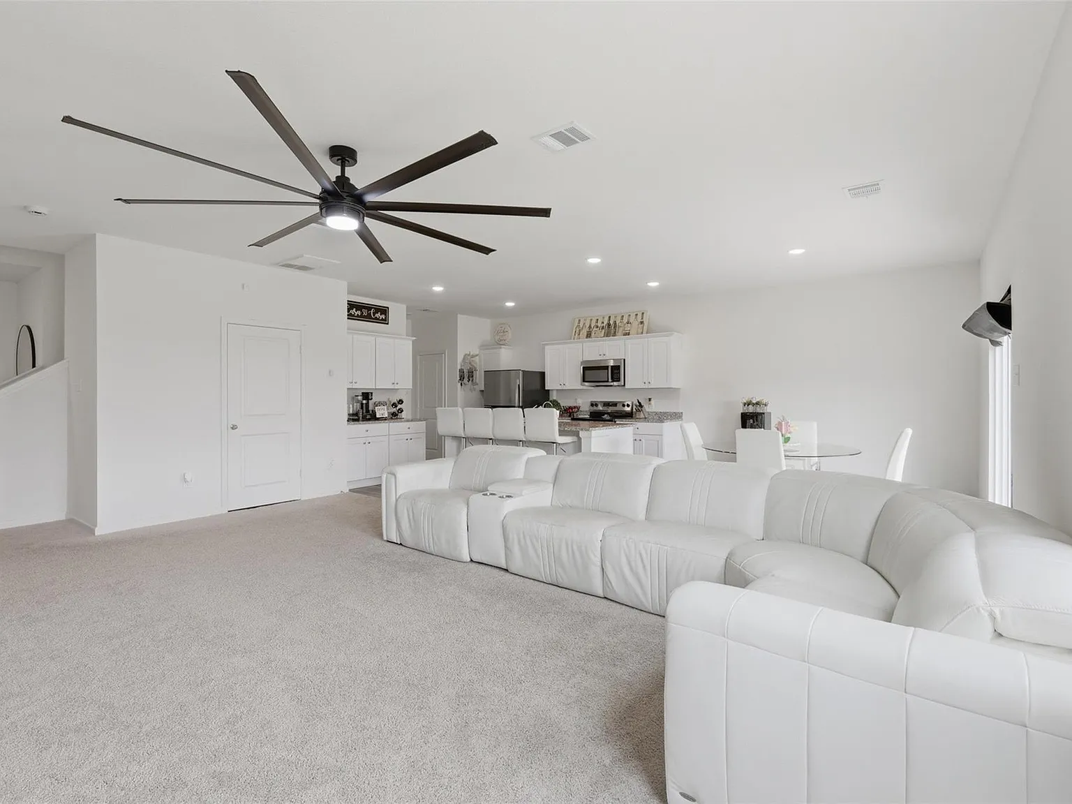 4 bed, 2.5 bath, 2240 sqft, $2,500 — Photo 3