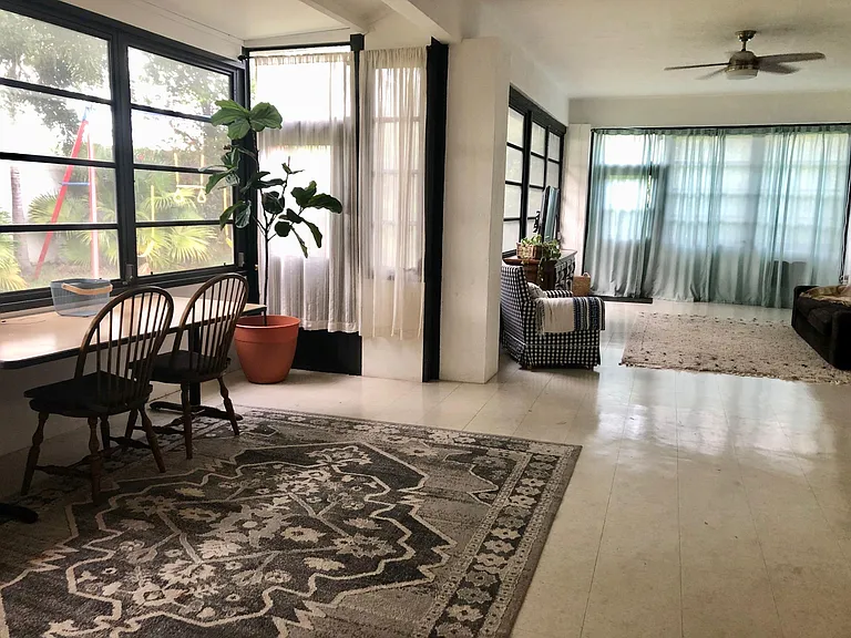 Florida room/ AC enclosed patio
