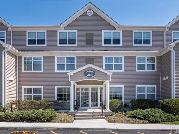200 Woodcrest Lane #223, Mount Kisco, NY 10549