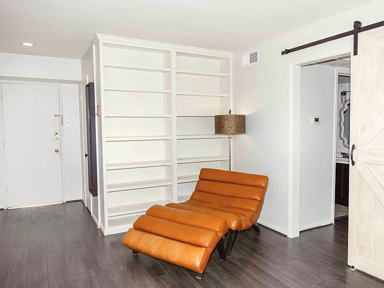 353 N Post Oak Ln #823 — Photo 17