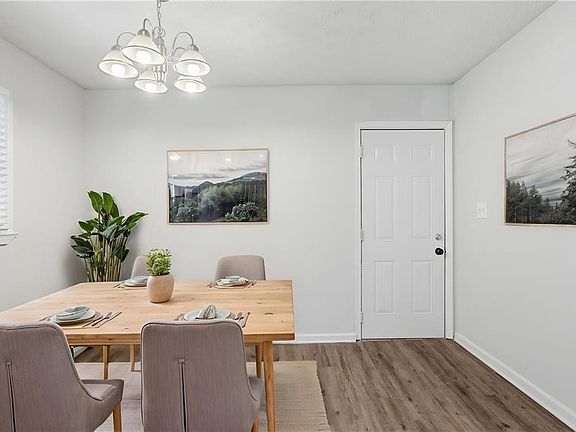 3rd image of 3674 Briar Dr
