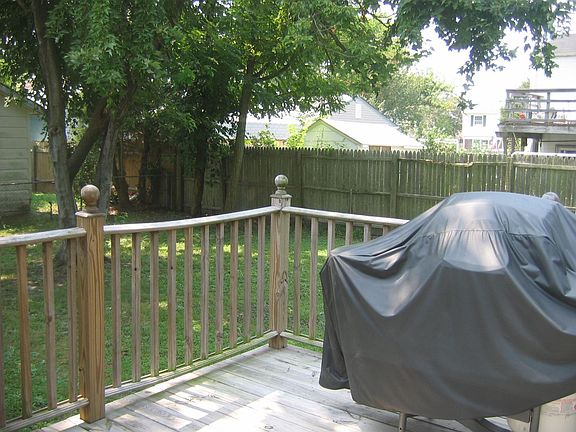 4th image of 823 Holly Hedge Ave