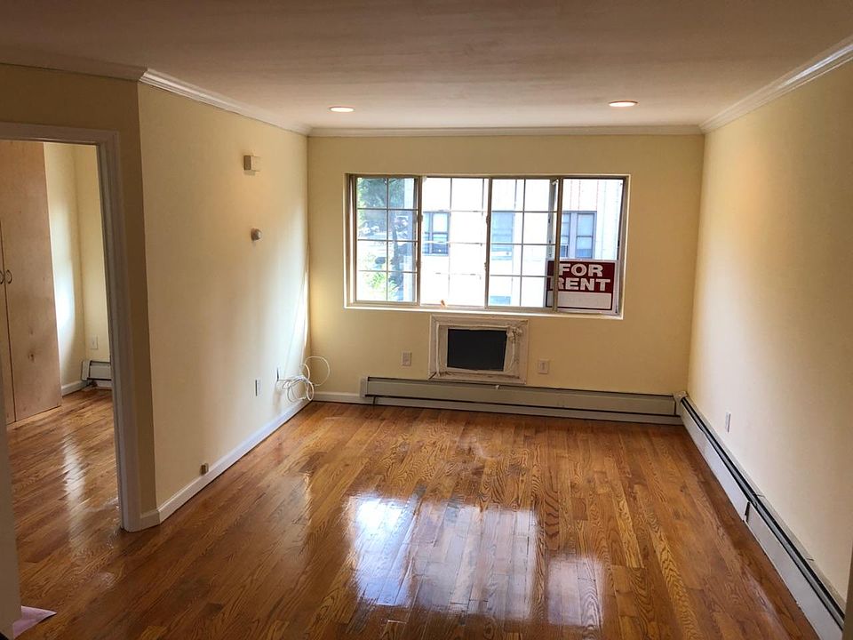 2nd image of 600 Thwaites Pl #1