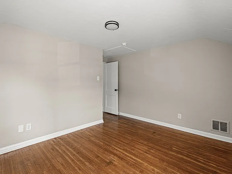 1138 W 11th St — Photo 8