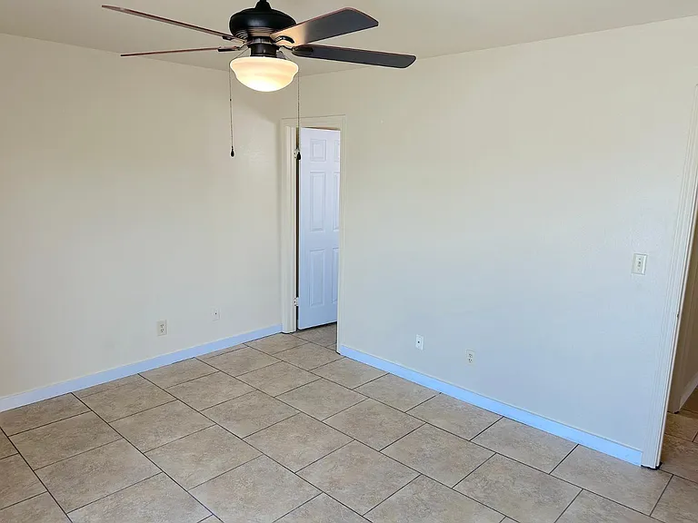 2208 E Farmdale Ave — Photo 17