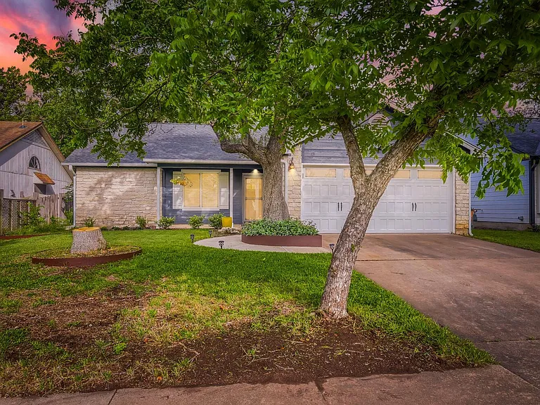 8804 United Kingdom Dr — Photo 1