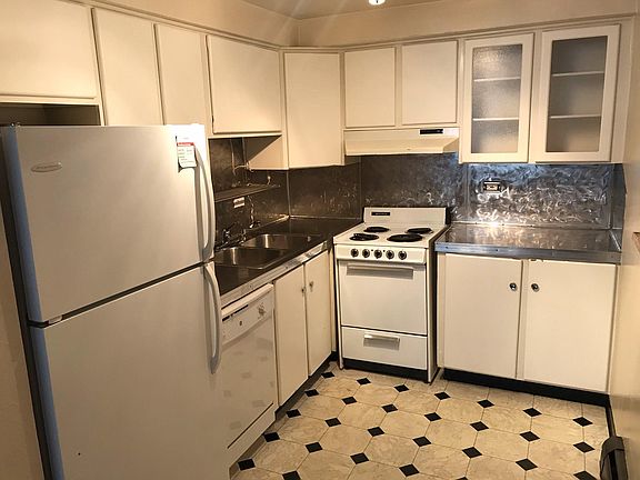 5th image of 1121 Ogden St APT 102