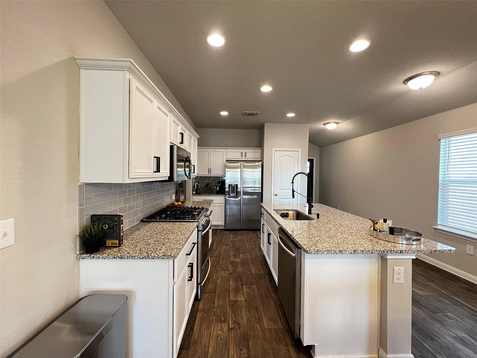 3 bed, 2.0 bath, 1521 sqft, $2,100 — Photo 4