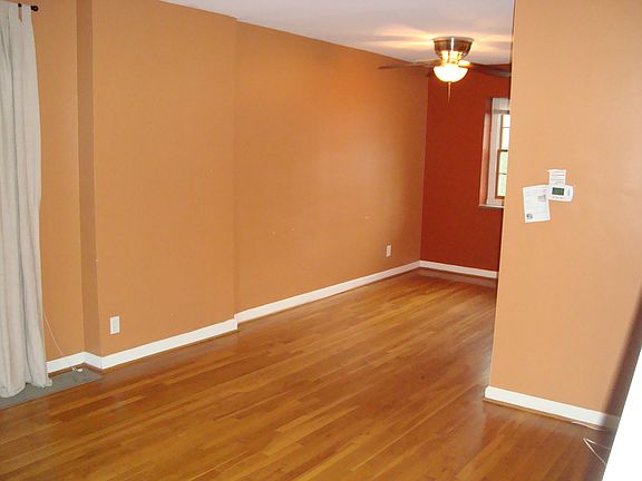 4th image of 360 Parkview Dr APT A
