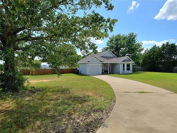 3rd image of 130 Flaming Oak Dr