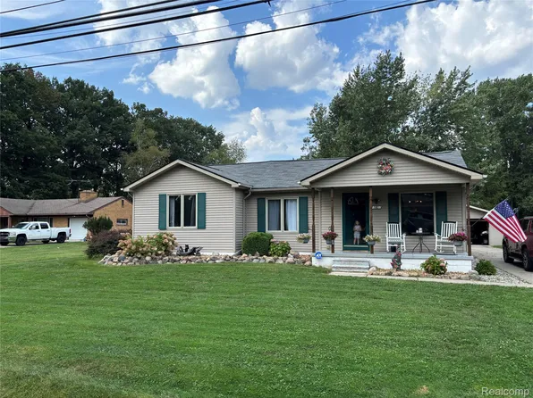 21601 Holly St, Clinton Township, MI 48035