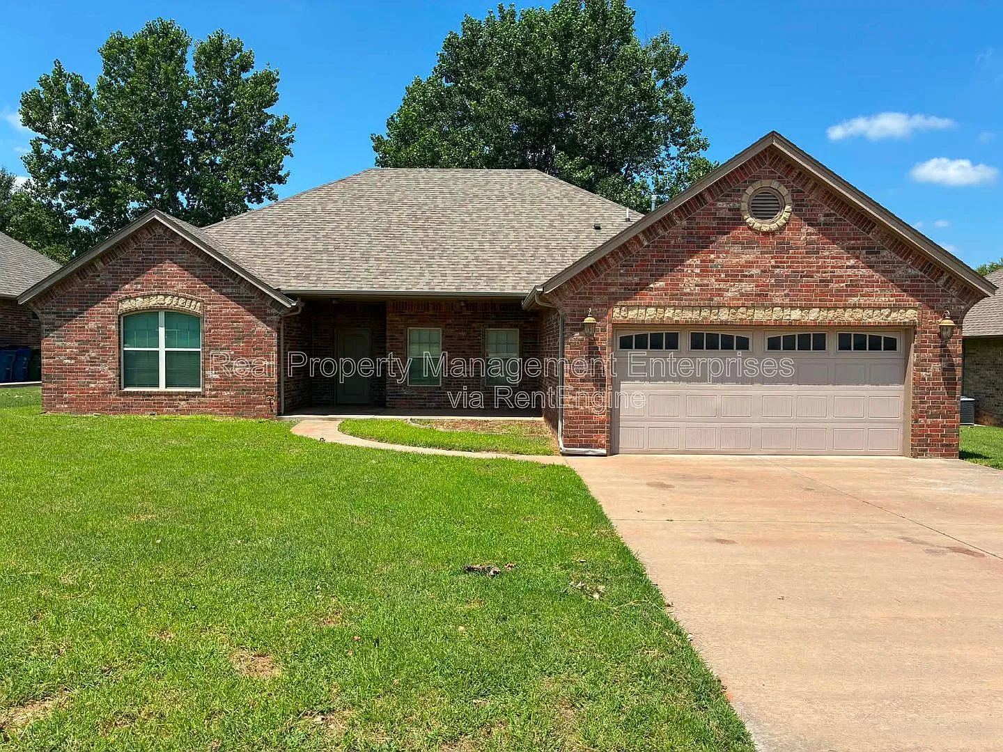 4 bed, 2.0 bath, 2073 sqft, $2,000 — Photo 2