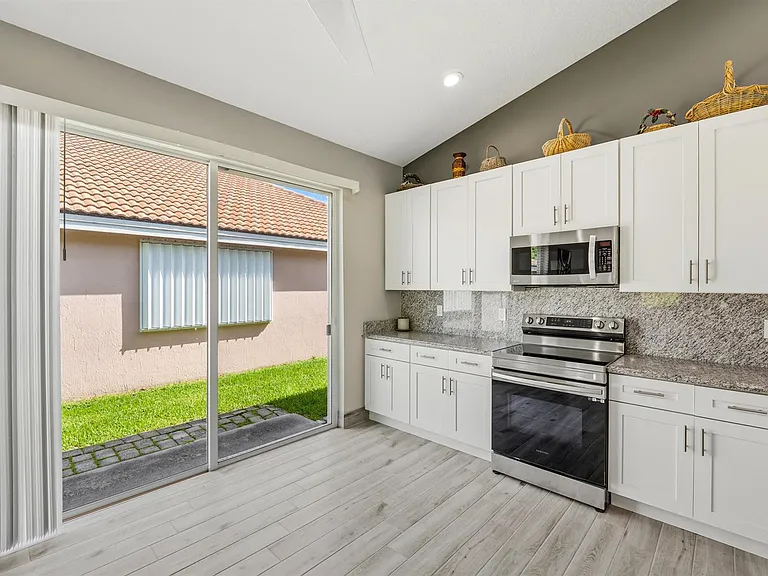 3198 SE Carrick Green Ct — Photo 5