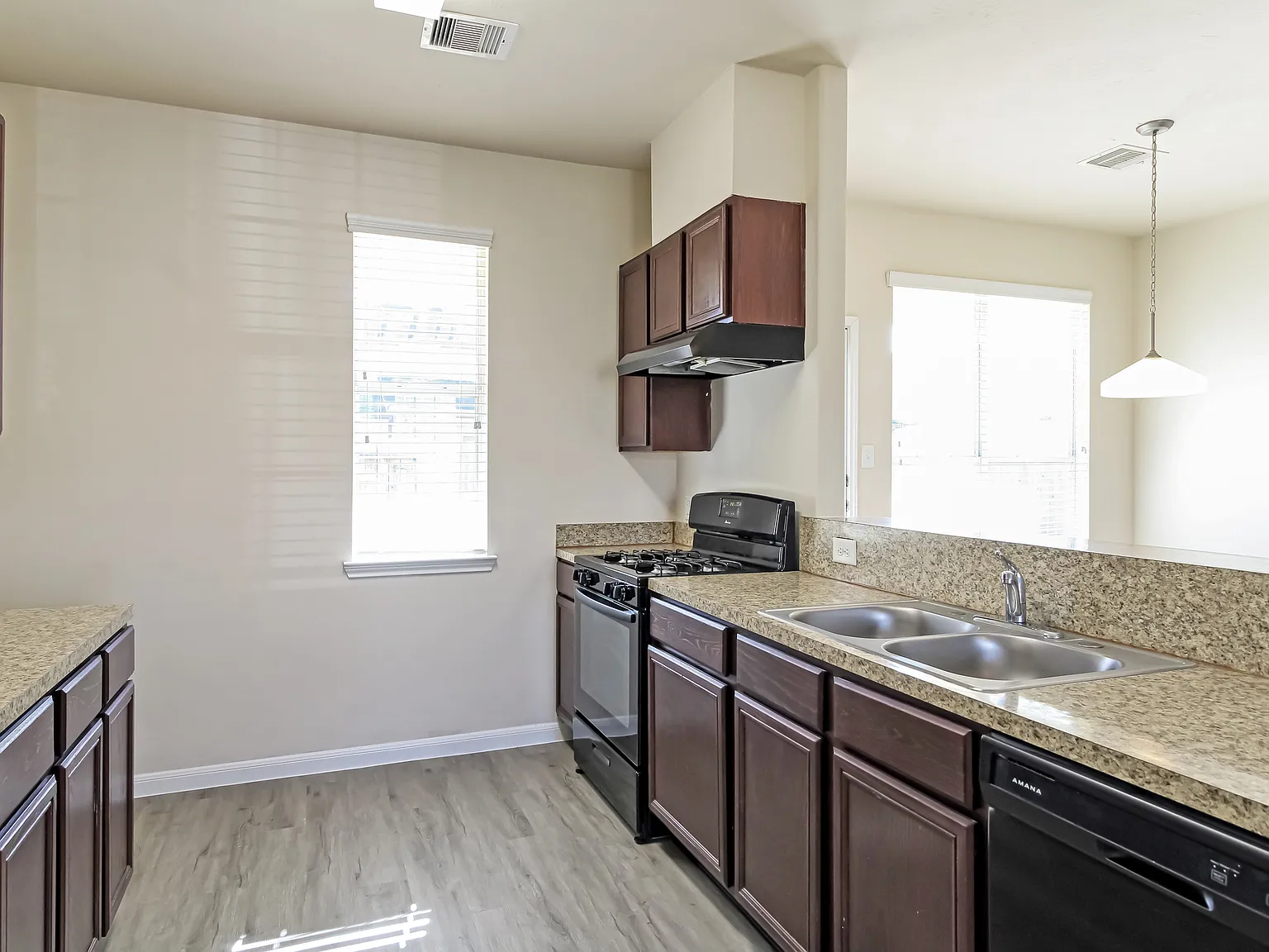 Bavaria Townhomes — Photo 4