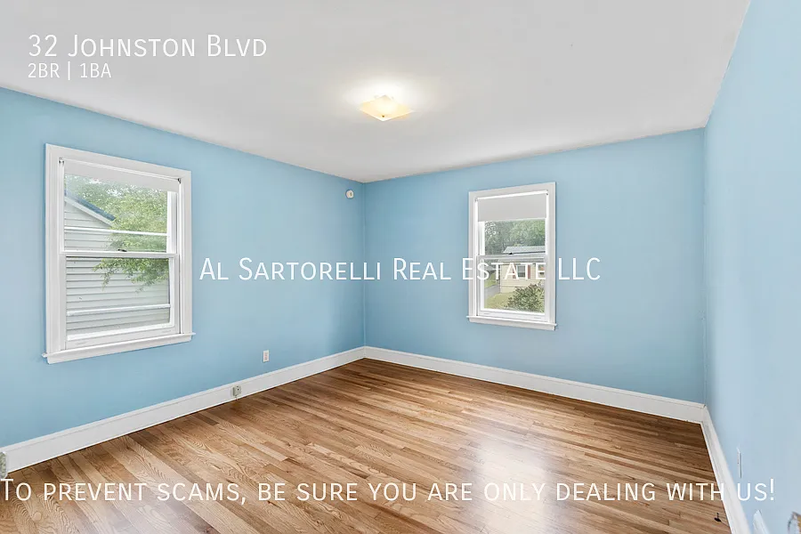 Adorable Bungalow walking distance to Haywood Rd! — Photo 3