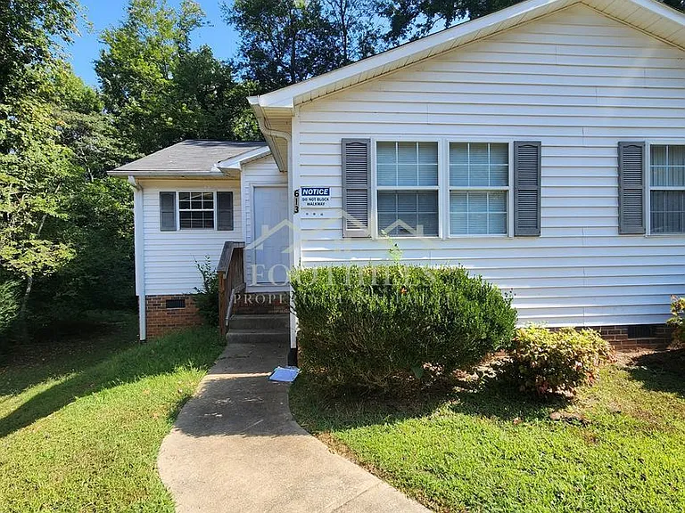 613 N Pointe Crk — Photo 1