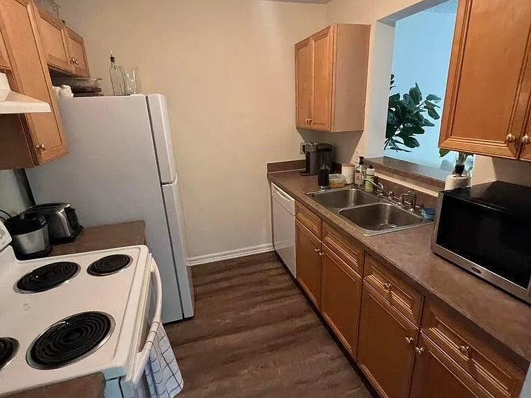 2219 Rosewood Dr — Photo 5