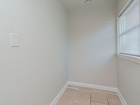 5th image of 2118 Thonig Rd #B