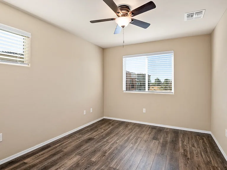 240 E Scepter Ln — Photo 17