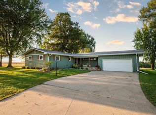 936 Des Moines Dr, Windom, MN 56101