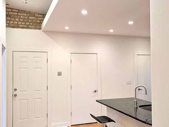 3rd image of 947 N Kedzie Ave #2
