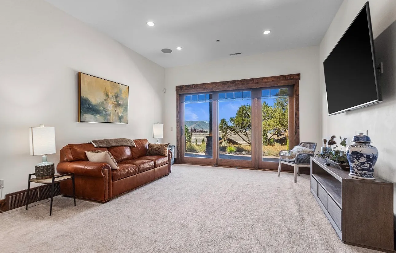 3 bed, 3.5 bath, 4539 sqft, $10,000 — Photo 2