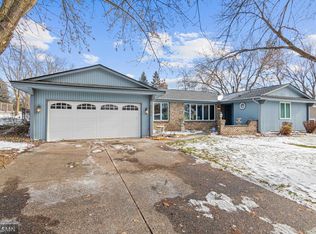2231 Queens Dr, Woodbury, MN 55125