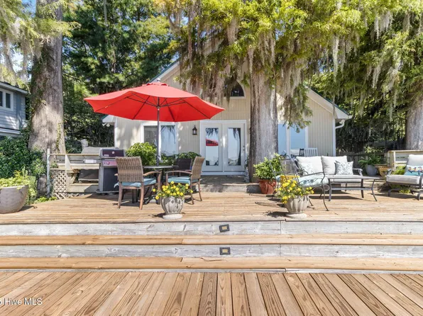 712 Canal Cove Road, Lake Waccamaw, NC 28450