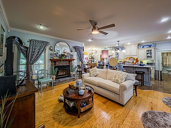 4th image of 110 Surrey Cir