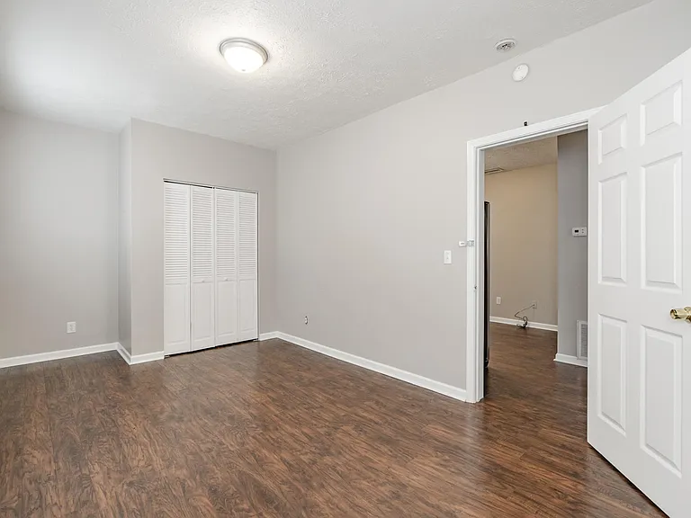 1014 Schiller Ave — Photo 12