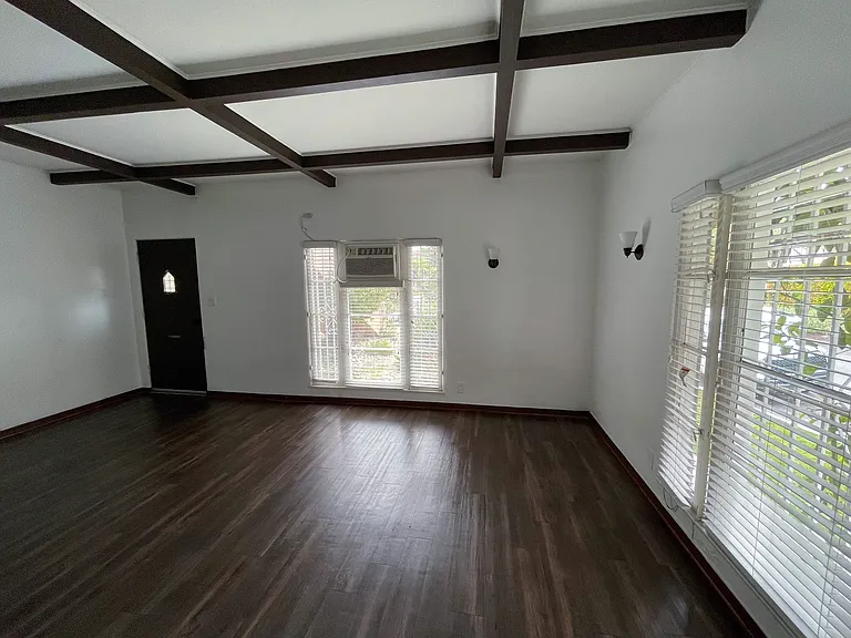 110050 S Cloverdale Ave — Photo 15