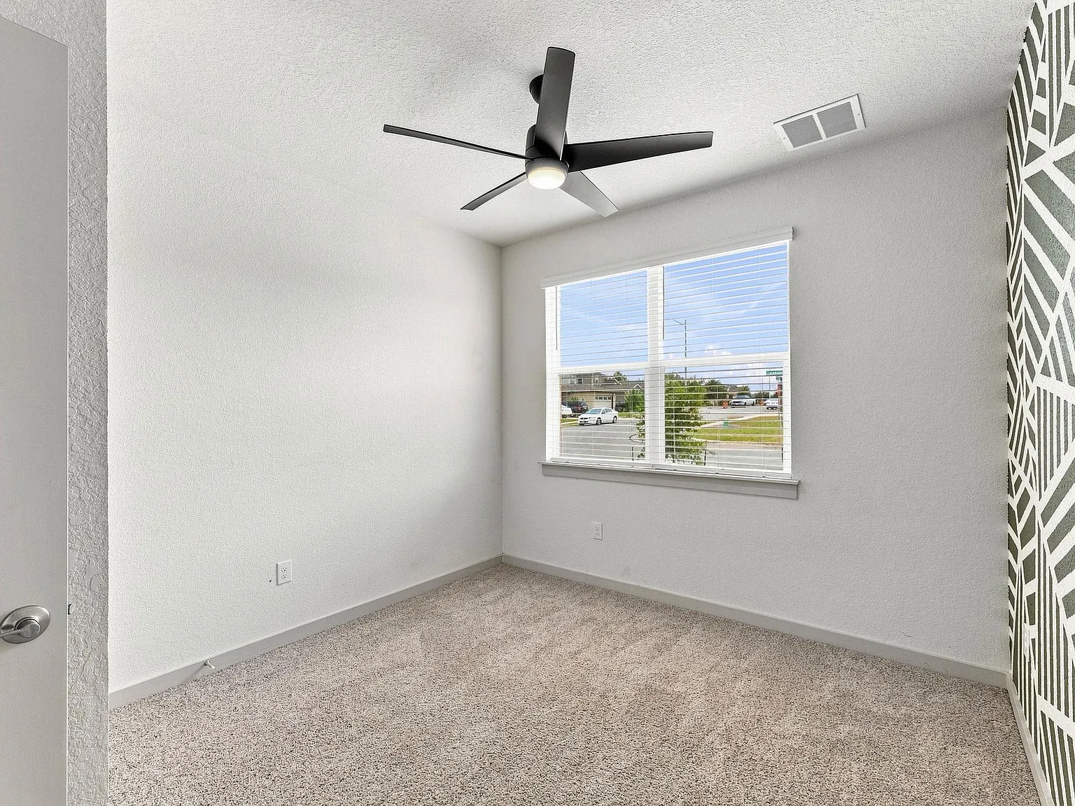 4 bed, 2.0 bath, 1989 sqft, $2,300 — Photo 4