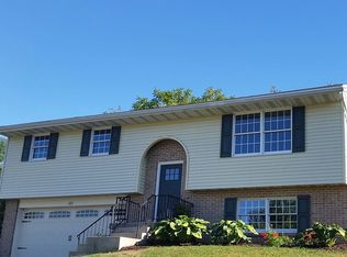 322 Edgehill Dr, Akron, PA 17501