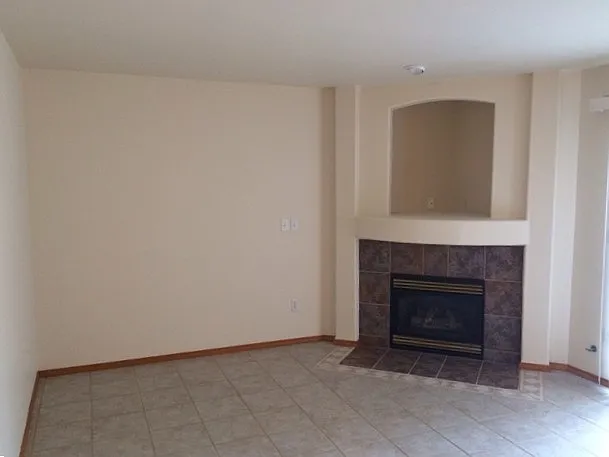 4 bed, 2.5 bath, 2306 sqft, $3,215 — Photo 4
