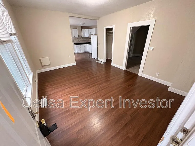 2 bed, 1.0 bath, 775 sqft, $1,050 — Photo 2