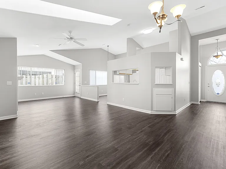 743 Hilltop Ln — Photo 6