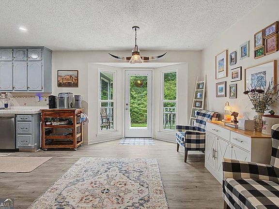 5th image of 140 Pinnacle Way